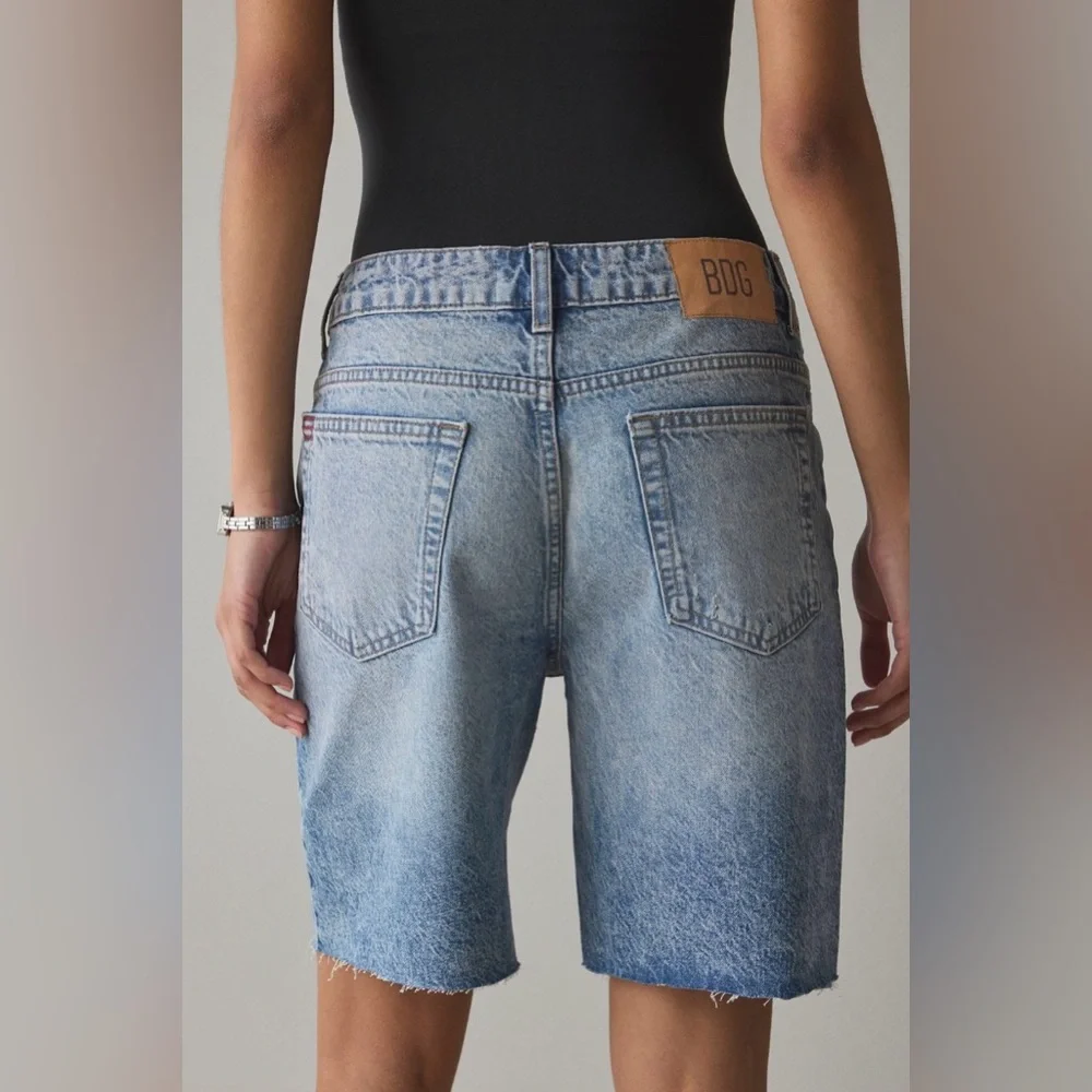 🟤NWT BDG by URBAN OUTFITTERS Tori Mid Rise Cutoff Jort in Medium Wash